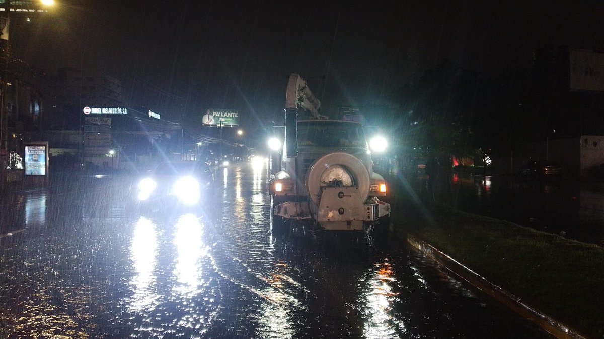 Nuestras brigadas nocturnas se encuentran trabajando en las limpiezas de imbornales y filtrantes por las lluvias. ⛈️ ¡Seguimos contigo!