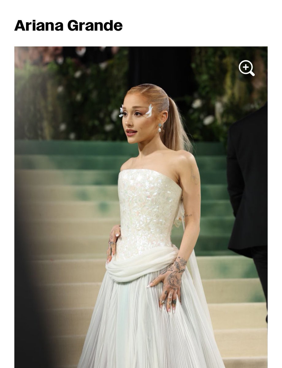 Revistas como @Variety, @LATimes, @Fashionista_com, @InStyle, @Observer, @wonderlandmag, @TheCut, @OutMagazine, elegeram a #ArianaGrande como uma das mais bem vestidas do #MetGala, entre outras publicações.