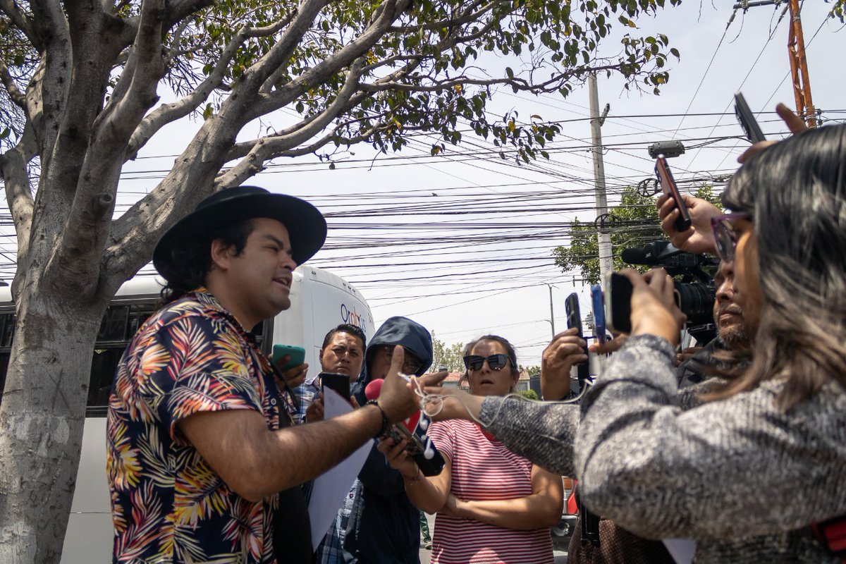 Periodista Enrique de León denuncia censura y amedrentamiento policial en la Central de Abastos de Querétaro. Su queja busca garantizar la libertad de expresión en el ejercicio periodístico. #LibertadDePrensa #Querétaro saltapatras.online/index.php/2024…