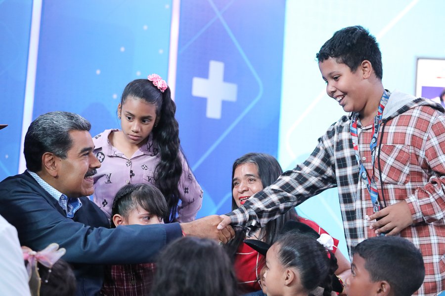 ¡Bonito recibimiento! Las niñas y los niños del grupo 'Los Turpialitos' me esperaron para comenzar la transmisión N° 44 de 'Con Maduro +' al ritmo de la parranda 'Viva Venezuela', por ellos hacemos todo lo que sea necesario para que se engrandezca la Patria y se convierta en el