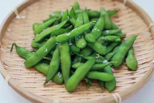 湿度が高い時におすすめなのが豆類。

その中でも手軽に食べられる枝豆がおすすめ。枝豆は「疲れやすい」「身体が重だるい」「浮腫み」などの不調がある方にはもちろんですが、気分の落ち込みがある方にも◎

メンタル不調には葉酸が欠かせないのですが、実は枝豆には葉酸が多く含まれているんです。