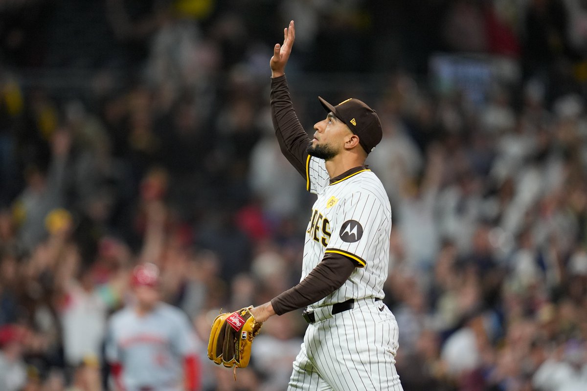 Robert Suarez completes the 5 out save as the #padres win. He now has: -a 0.59 ERA -MLB leading 11 saves -.159 OBA -11 K's -.80 WHIP 📷: AP images