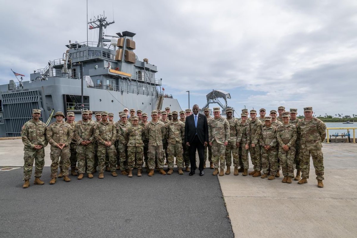 🌺 Last week, Secretary of Defense Lloyd J. Austin III met with Sailors, Airmen and Soldiers on #JBPHH where he thanked them and their families for their contributions to the safety and security of the American people, May 3, 2024. #SECDEF