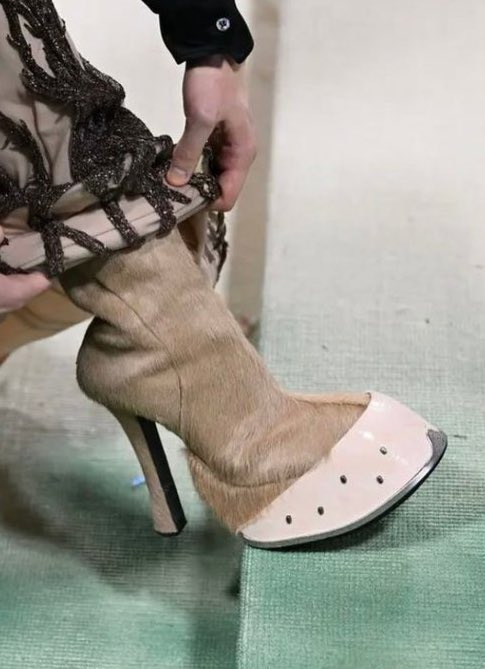 کفشی که استایلیستا اگر توباتو میرفت مراسم بهشون میدادن😭😭😭😭: