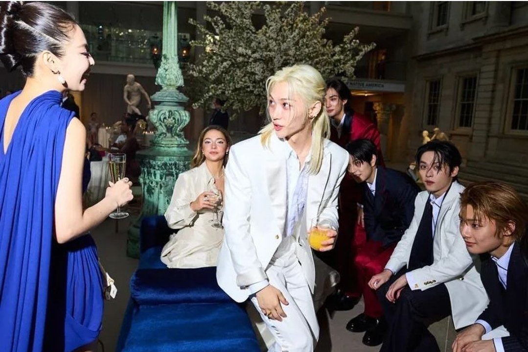 "felix, behind you" 
"OOMF???????"