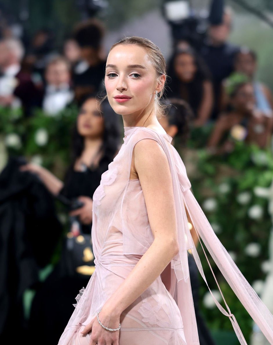 Duchess energy with Phoebe Dynevor at the 2024 #MetGala