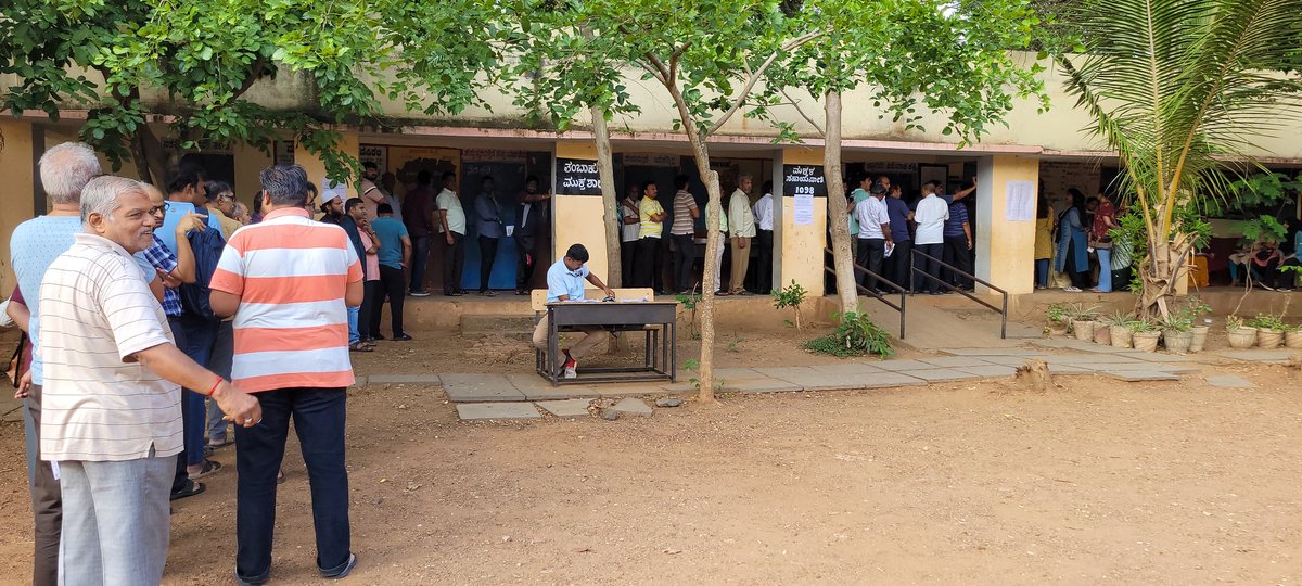 Voting at 7.30 am !! Good long Q seen in most booths.
Go vote everyone!! Let's make it highest voting percentage!! 
#Vote 
#Karnataka
#LokSabhaElection2024 
#Election2024 #northkarnataka
#India