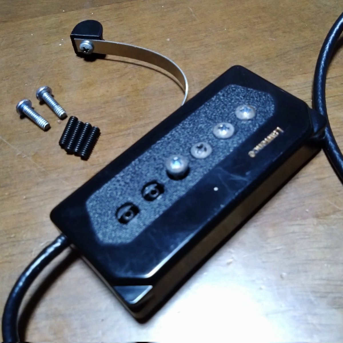 ゴスアコ編成の際に使うサウンドホール取り付けピックアップ。ナベビスの頭と弦が干渉するのでホローセットに変更。こうなるならポールピースの調整要らなかったね。Jack