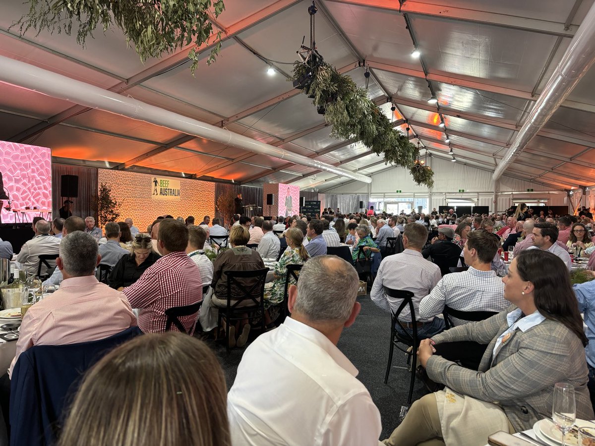 400 people attending the AACO 200 year celebration at ⁦@BeefAustralia⁩ #beef24 🥂