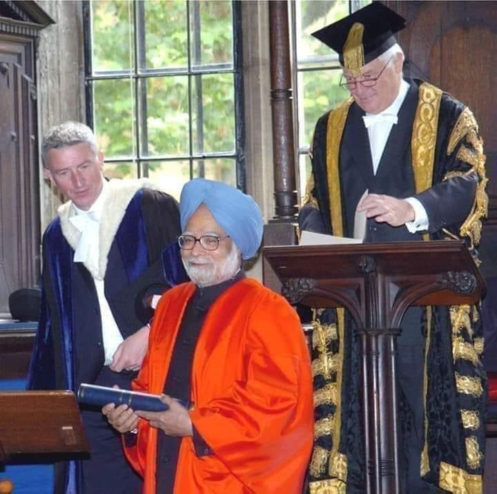 2005 मे मनमोहनसिंह doctorate की डिग्री लेने oxford यूनिवर्सिटी गए ! वह समारोह पूरी दुनिया मे live चल रहा था, वहाँ उन्होने बहुत ही तकलीफ देने वाला भाषण दिया,जो शायद किसी भी स्वाभिमानी भारतीय को नीचा दिखाने केलिए ही था ! उन्होंने भाषण का आरम्भ ही ऐसे किया! *lहम #अंग्रेजों…