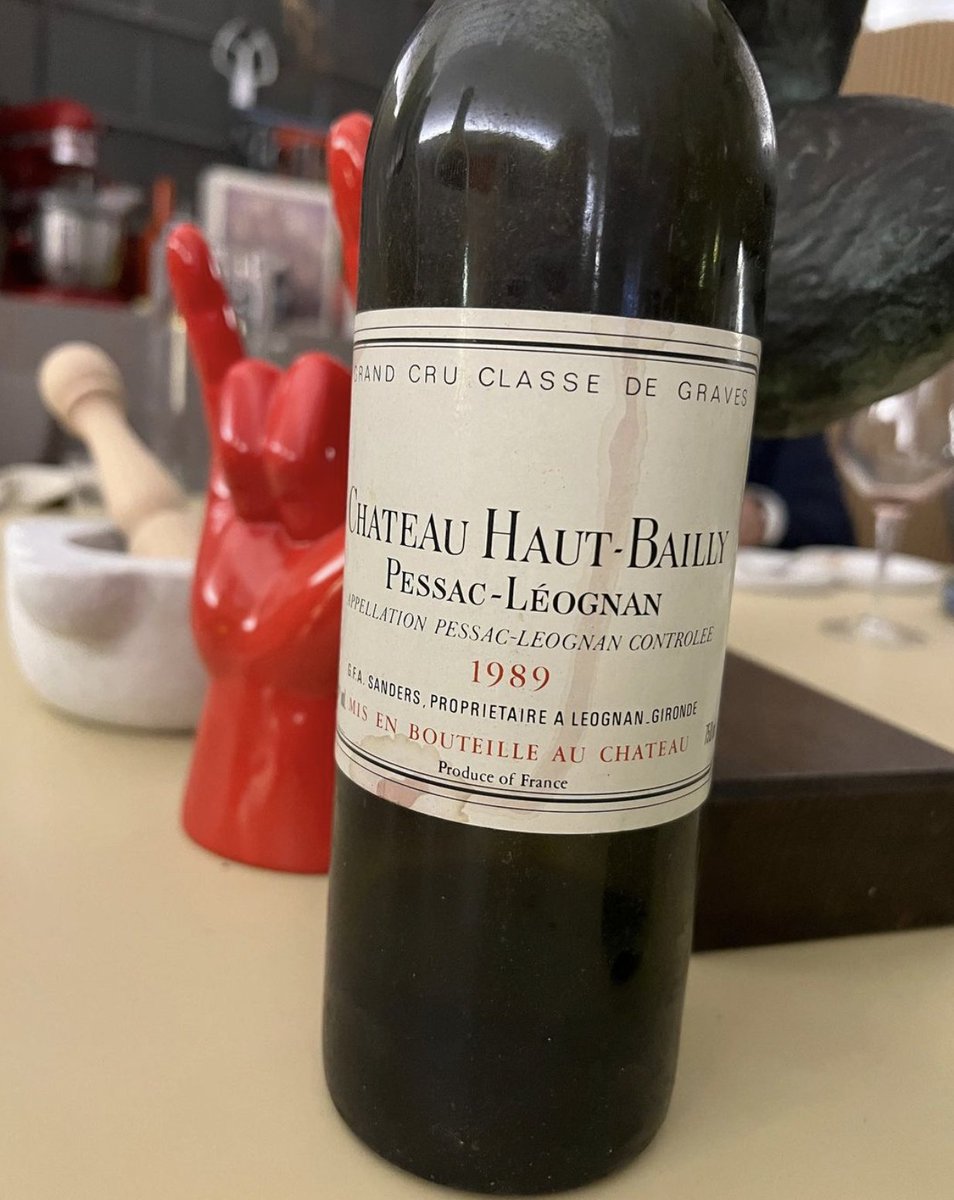 JamesSuckling's tweet image. Found this lonely bottle in my rack in Tuscany and it drank beautifully. Fresh and firm with lovely aromatics and tightness. Didn’t show the ripe fruit of the vintage now. More blue fruits and earth and stones. Time machine wine.

#wine #bordeaux #pessacleognan 
@_Haut_Bailly_