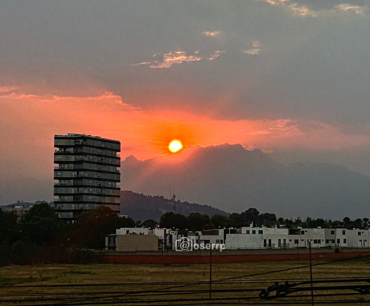 Así se ocultó el Sol tras el Iztaccíhuatl hace rato #Cholula #Puebla #Volcanes #sunset #atardecer🌅 #MexicoMagico #capturamexico #quechulaespuebla