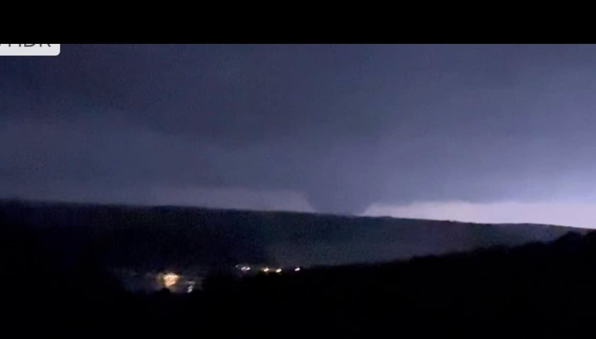 THIS IS A LARGE AND EXTREMELY DANGEROUS TORNADO! TAKE SHETER NOW!
#okwx  #Tornado