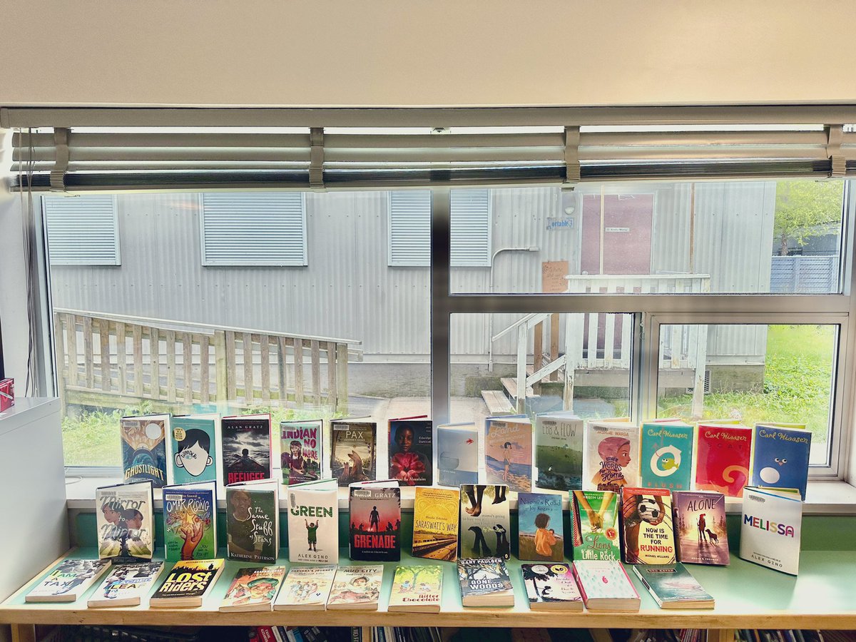 karolyniverson's tweet photo. Starting our last rdg and wtg project called Reading ✔️. Stds were very excited to see over 50 books to choose from. I love 📚 and this selection is pretty impressive. Can’t wait to read their responses in a few weeks.  #readingcomprehension #readingpower @maywoodSD41 https://t.co/lS6ArImlzR
