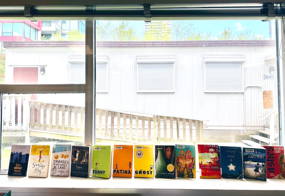 karolyniverson's tweet photo. Starting our last rdg and wtg project called Reading ✔️. Stds were very excited to see over 50 books to choose from. I love 📚 and this selection is pretty impressive. Can’t wait to read their responses in a few weeks.  #readingcomprehension #readingpower @maywoodSD41 https://t.co/lS6ArImlzR