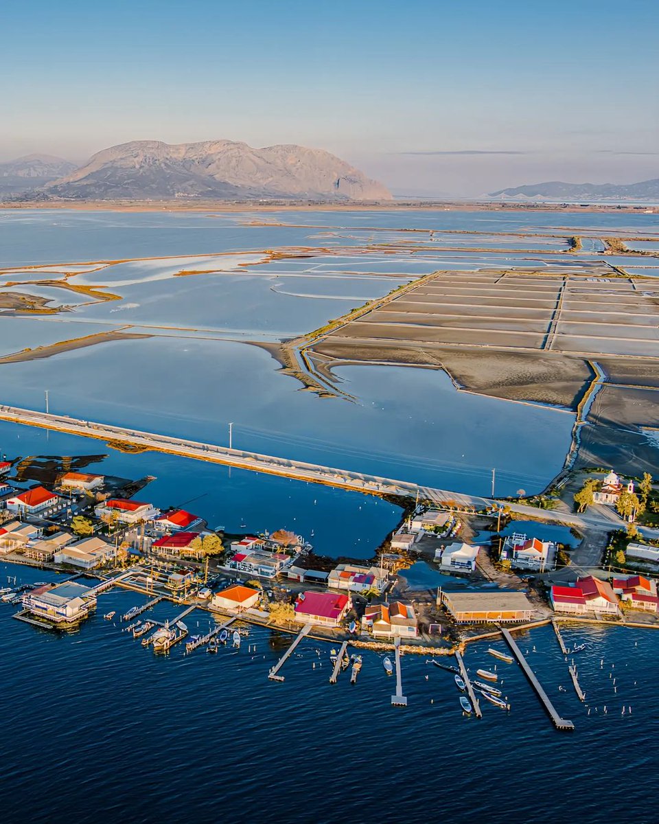 The islet of #Tourlida is located in the #Mesolongi lagoon. Tourlida is inhabited mostly by fishermen and constitutes a rather picturesque scenery, with the traditional pelades (fishermen houses) seemingly floating on the still surface of the water. 🇬🇷 📷 iptamenos_and_gentleman