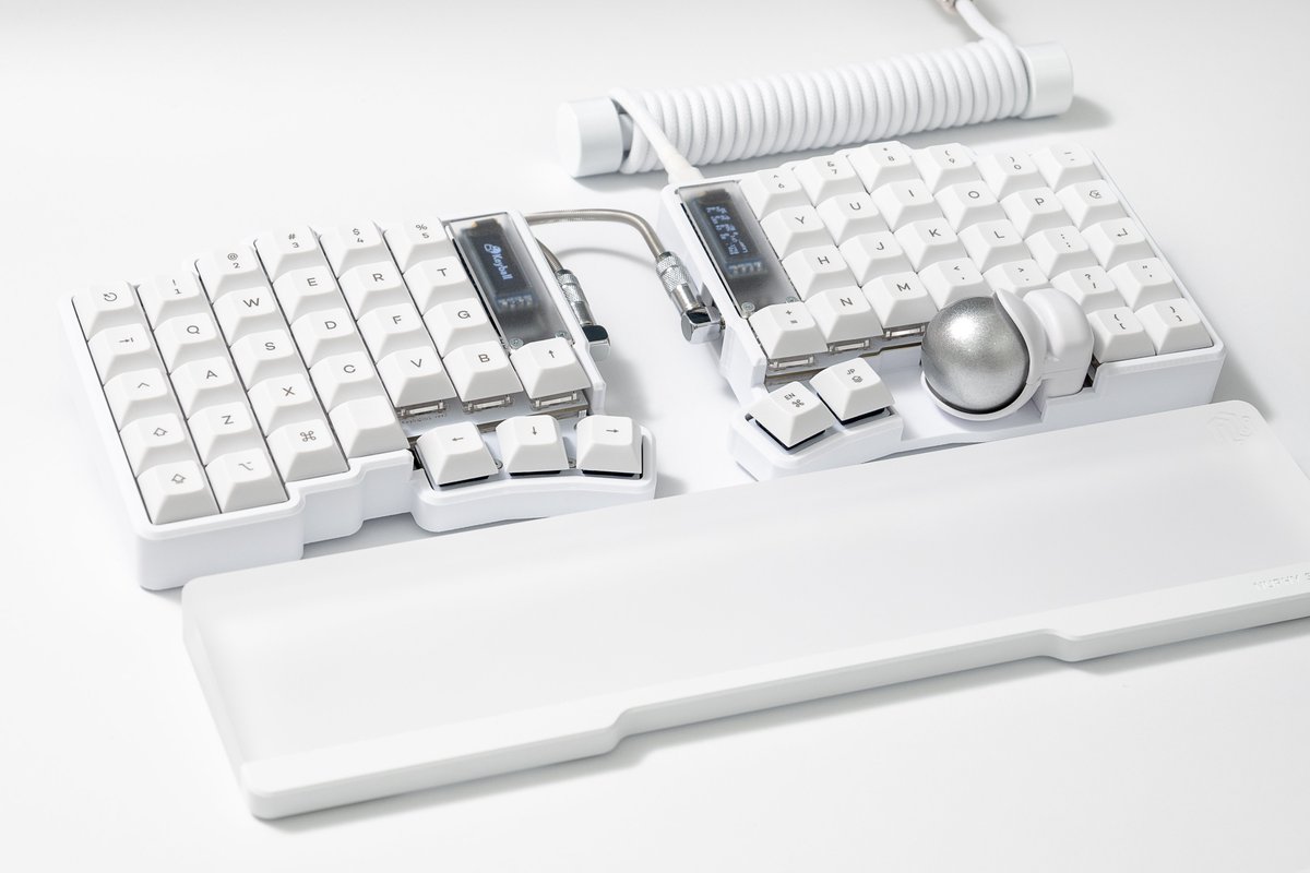 去年の夏から隙間時間にコツコツ作っていた自作キーボードがやっと完成