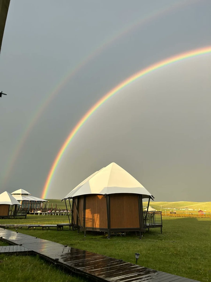 🔥Discover Exceptional Glamping Destinations

In the clear blue sky, fluffy white clouds drift, blending beautifully with lush grasslands and herds of cattle and sheep, like a painting come to life, making one feel as if in a dream.

#glampinglife #glampinghub #doublerainbow