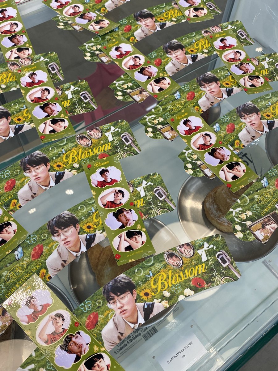 🌼 BLOSSOM for DOH KYUNG SOO 🌼 Come and Go Cupsleeve event! Show us your cafe receipt and get one sleeve and photo strip!🌻 Approach our staff table to get one! See you! #BLOSSOMforDohKyungsoo