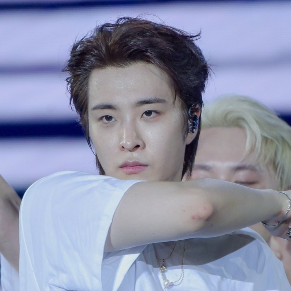 ChenisaAor's tweet image. คือปกติหนุ่มตี๋ก็คือตี๋ๆขาวๆก็จบป่ะ
แต่ยองแจคือตี๋ ขาว โหงวเฮ้งดี หน้าผากไม่แคบ คิ้วคม ตาเรียวรีแต่เป็น2ชั้นหลบในทำให้ดูน่ารัก ตาดำที่เป็นสีน้ำตาลใสแจ๋วจมูกโด่งทรงสวยมาก รับกับริมฝีปากบางๆรูปกระจับสีสวย สันกรามคมชัด ใบหูขาวสะอาด ผมยาวเป็นทรงรับกับต้นคอขาว หน้าเรียวเล็กผิวละเอียด