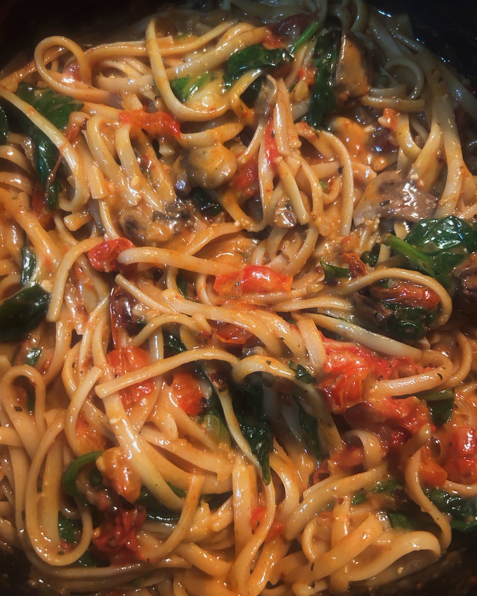 Just whipped this up!! Roasted red pepper linguine pasta!! 🍝 🔥🔥🔥
