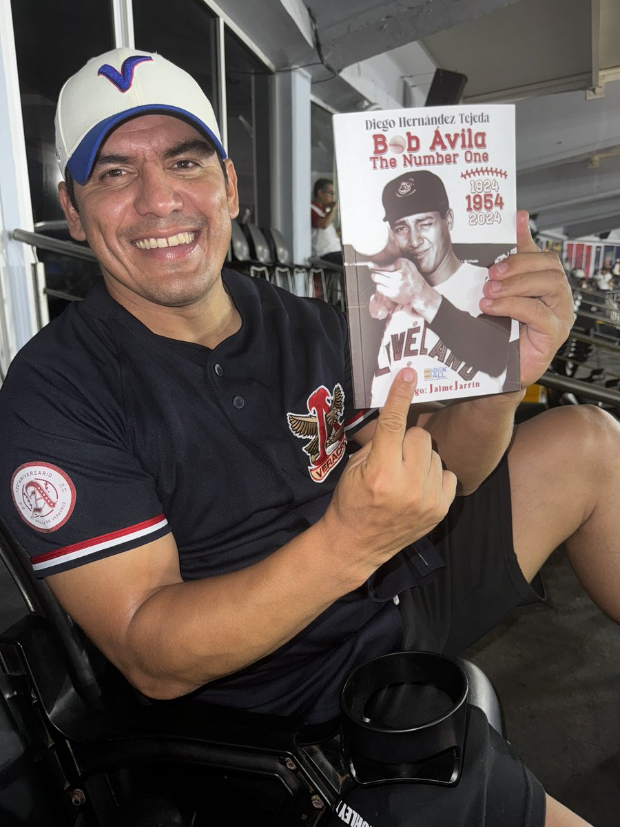Con el libro de mi amigo @DiegoHdezTejeda en honor al gran #betoavila primer latino Champion Bat en grandes ligas, Veracruzano de nivel! ✅⚾️🔥