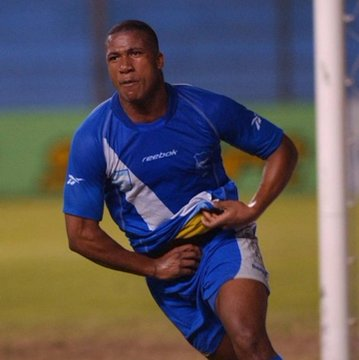 AntonioUbilla1's tweet photo. 7 mayo 2005 fallece en lamentable accidente automovilístico el delantero Otilino Tenorio Bastidas, " El Spiderman del gol". Habia sido bi campeón con Emelec, jugaba para El Nacional y selección en el mejor momento de su carrera. #Oti #GrandesDelanteros https://t.co/lfbwiRfV7P
