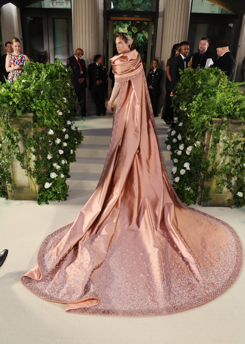 Idk who this man is, all I know is he is now the standard for all men, if you're not dressed like this don't even approach me #MetGala