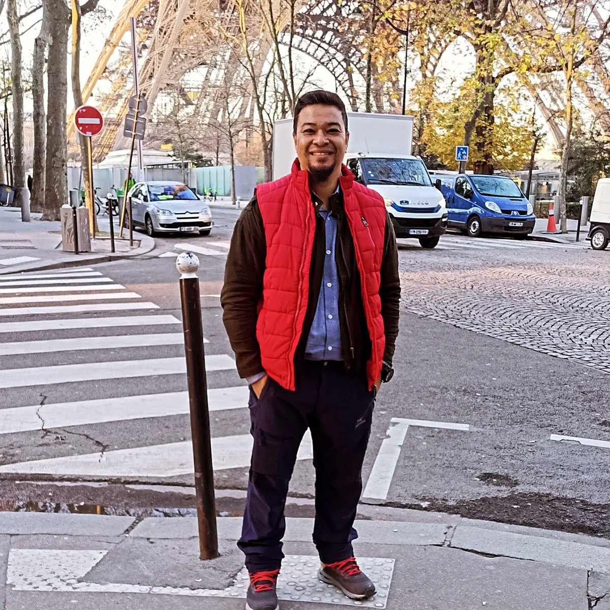 kokirodrigo's tweet photo. Pai, o senhor precisa tirar uma foto da Torre Eiffel. Este foi o "pedido" ( quase uma ordem da minha filha). E respondi: com certeza minha filha, quando estiver lá vou tirar sim. Mas também respondi: um dia quero te levar lá para você mesma tirar outra foto pessoalmente. https://t.co/5oEdZz1007