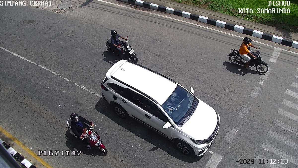 11.16 Simpang Ciremai : Antrian kendaraan pendek di ketiga kaki simpang. Situasi arus lalin lenggang.