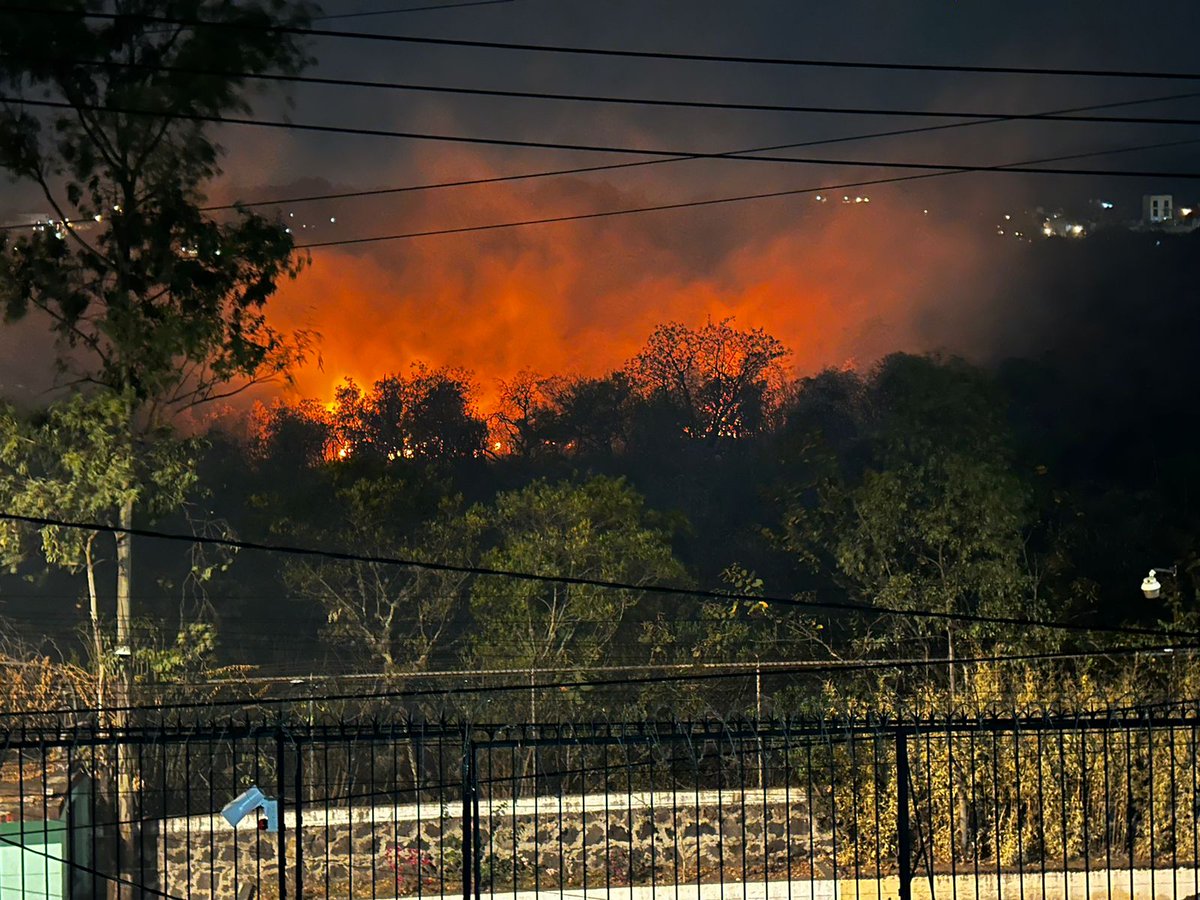 Tercer incendio en Reserva Ecológica en Paraje Tetenco. Suceden a la misma hora en la misma zona, ayuda @Bomberos_CDMX @incendios_CONAF @GobCDMX