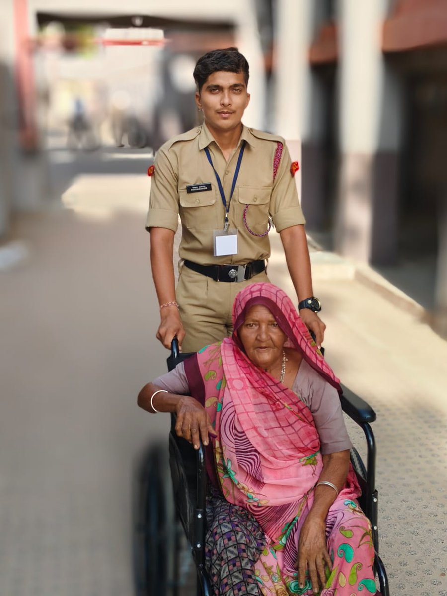 #LokSabhaElection2024 The NCC cadets are doing an outstanding job assisting Persons with Disabilities (PwD) and senior citizen voters at polling booths. 'Lets Vote for Sure' 'મત આપશે મહેસાણા' #NoVoterTobeleftBehind #IVote4Sure @CEOGujarat @SpokespersonECI @ECISVEEP