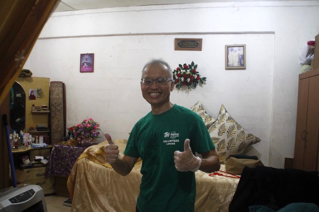 'My simple hope is that residents realize we care about them and that the people in Singapore have a safe place to live in.' Meet Wee Jin! He's a Project HomeWorks Champion, guiding Habitat #Singapore volunteers in painting partner families' homes. bit.ly/3Ux9HqR