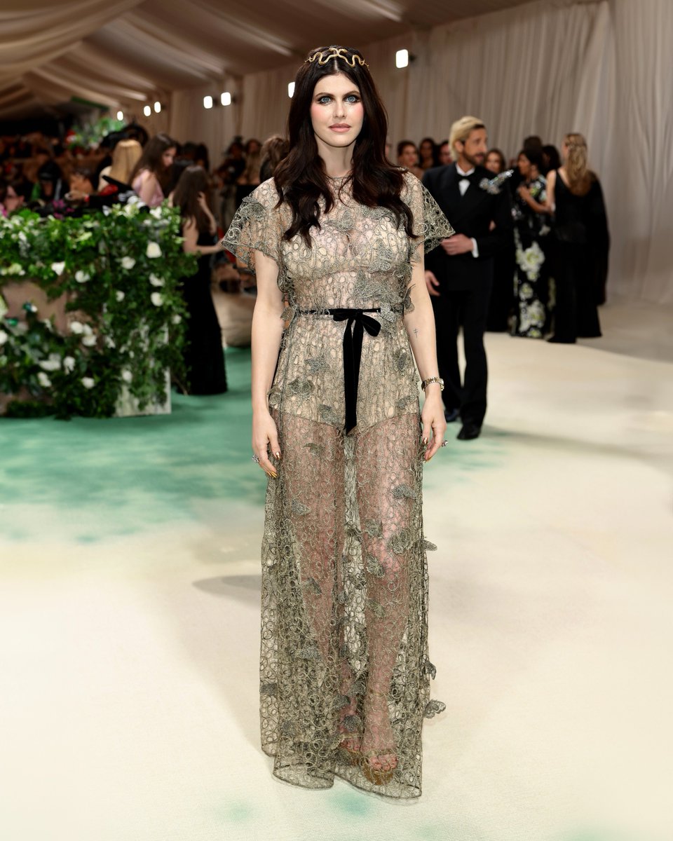 Fluttering embroidery.
Dior Ambassador @AADaddario enchanted in #DiorCouture Spring-Summer 2023 by Maria Grazia Chiuri at the #MetGala 2024, featuring a long satin-base, antique gold dress complemented by a gilded headpiece and velvet heels. Makeup by Dior Beauty.
#StarsinDior