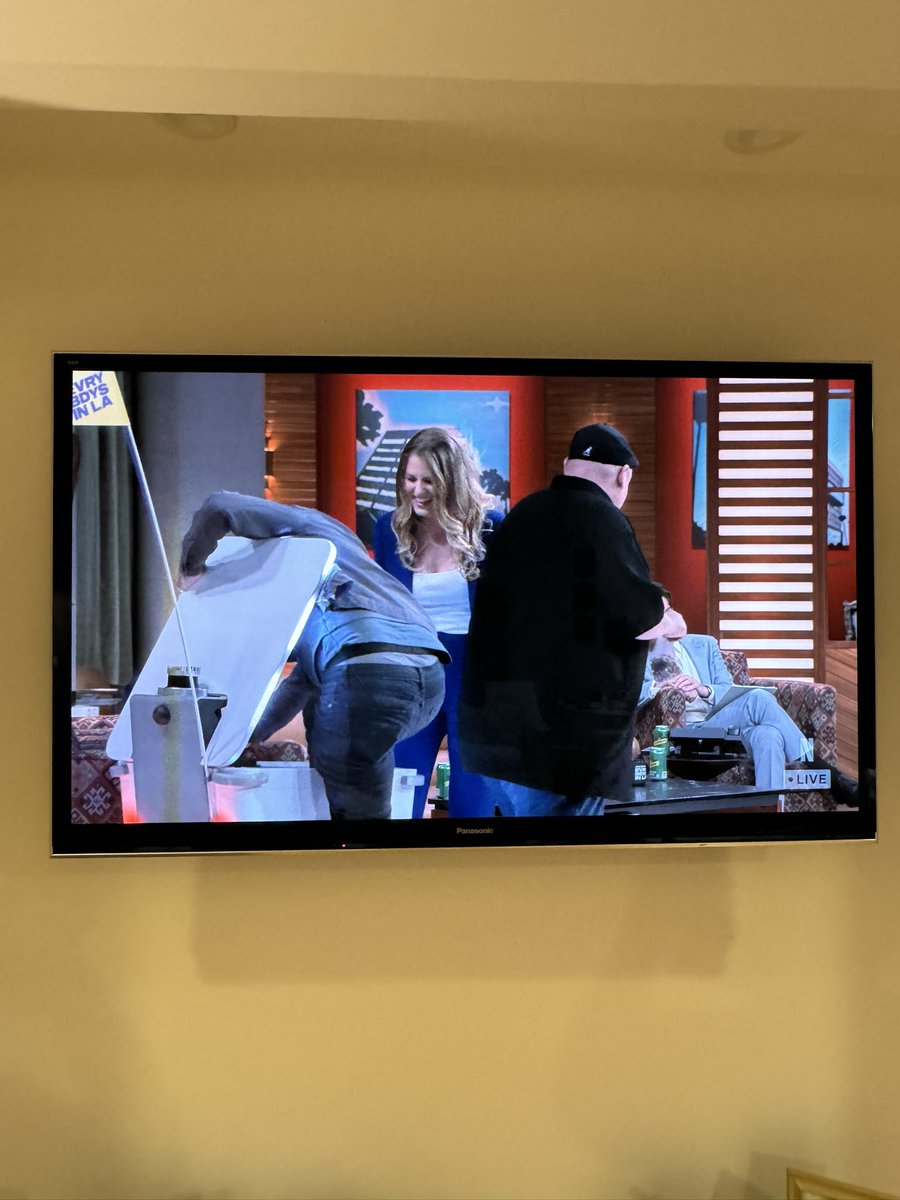 touraj's tweet image. Never in a million years would I have imagined this happening tonight 😂😂😂
Our hero @jonstewart trying to get into one of our cute @ServeRobotics delivery robots!
Images from @mulaney ‘s
Everybody’s in LA @netflix show
#jonstewart #robot #LA