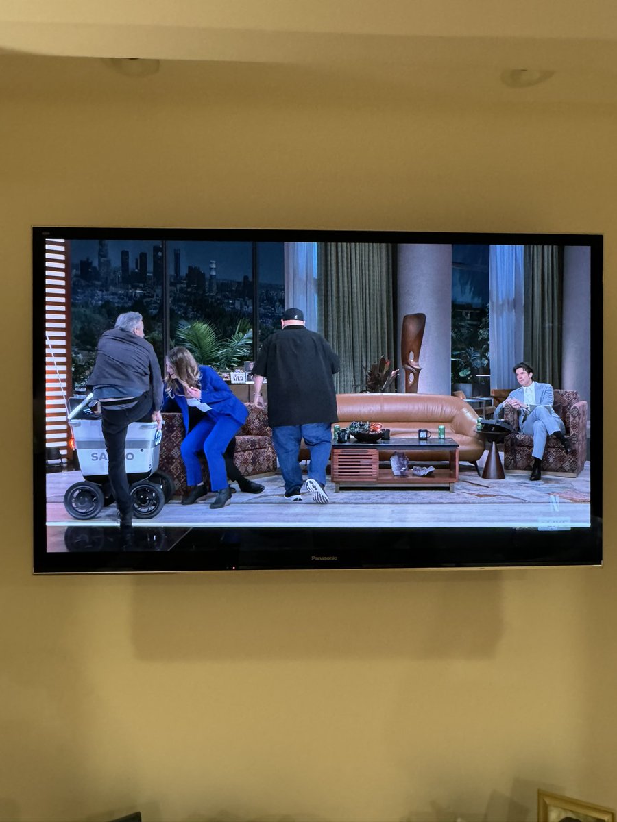touraj's tweet image. Never in a million years would I have imagined this happening tonight 😂😂😂
Our hero @jonstewart trying to get into one of our cute @ServeRobotics delivery robots!
Images from @mulaney ‘s
Everybody’s in LA @netflix show
#jonstewart #robot #LA
