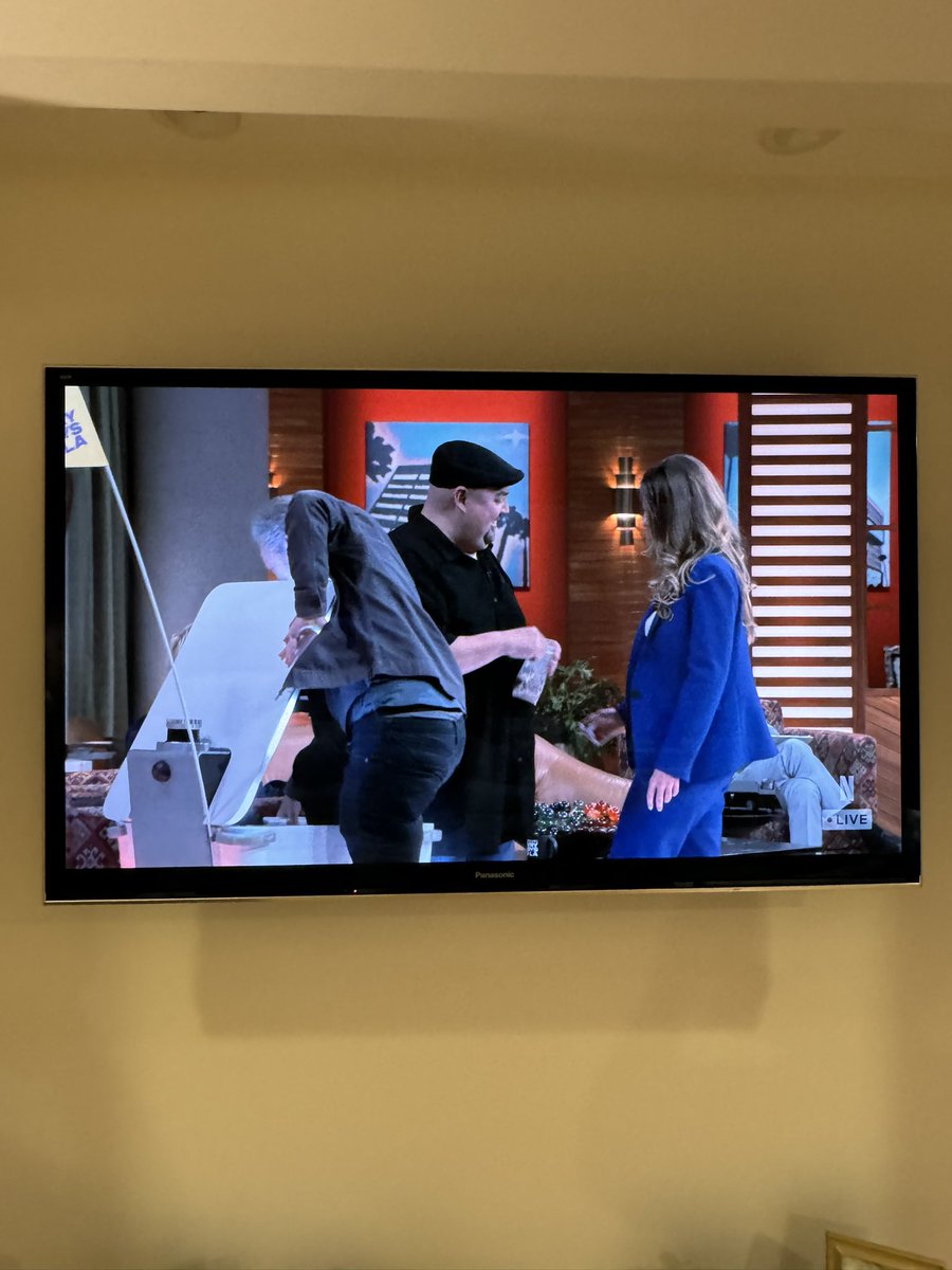 touraj's tweet image. Never in a million years would I have imagined this happening tonight 😂😂😂
Our hero @jonstewart trying to get into one of our cute @ServeRobotics delivery robots!
Images from @mulaney ‘s
Everybody’s in LA @netflix show
#jonstewart #robot #LA