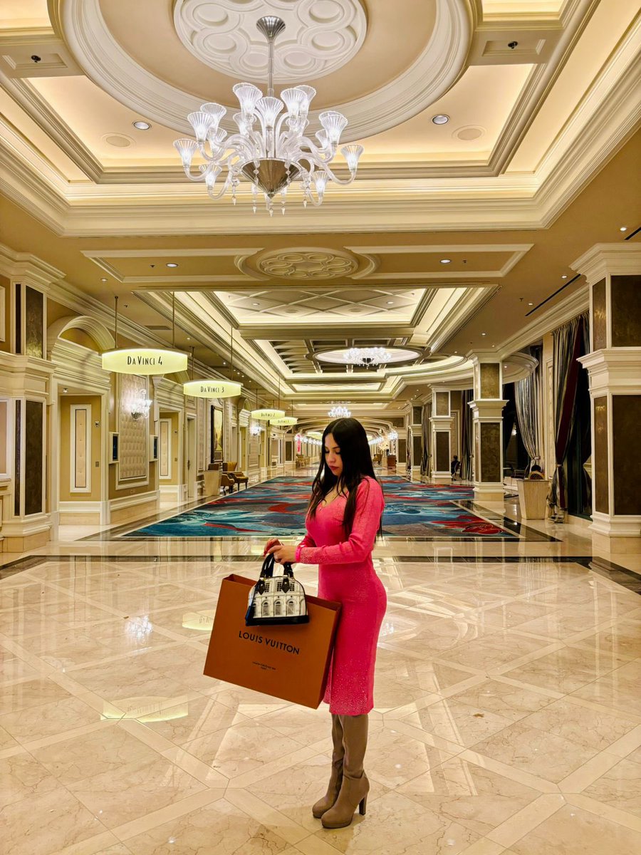 Amo Las Vegas pero más amo ir de compras a Las Vegas 👸🛍️. . . . . . #shoppingaddict #lousvuitton #lasvegas2024 #bellagiohotelandcasino #eugeniafausto #comprasenlasvegas #fypinstagram #usa2024