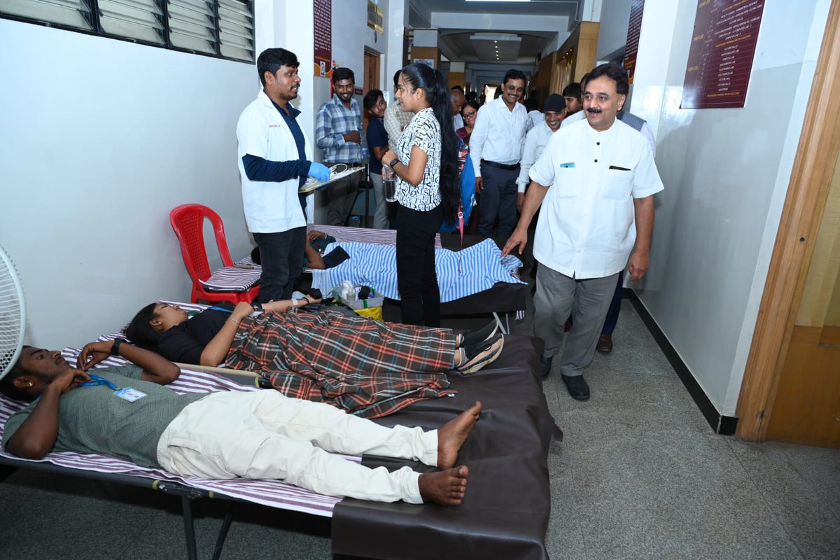 Seshadripuram First Grade College organized a Mega Voluntary Blood Donation Camp. @YASMinistry @_NSSIndia @Anurag_Office @ianuragthakur @dcarthigueane #Megablooddonationcamp