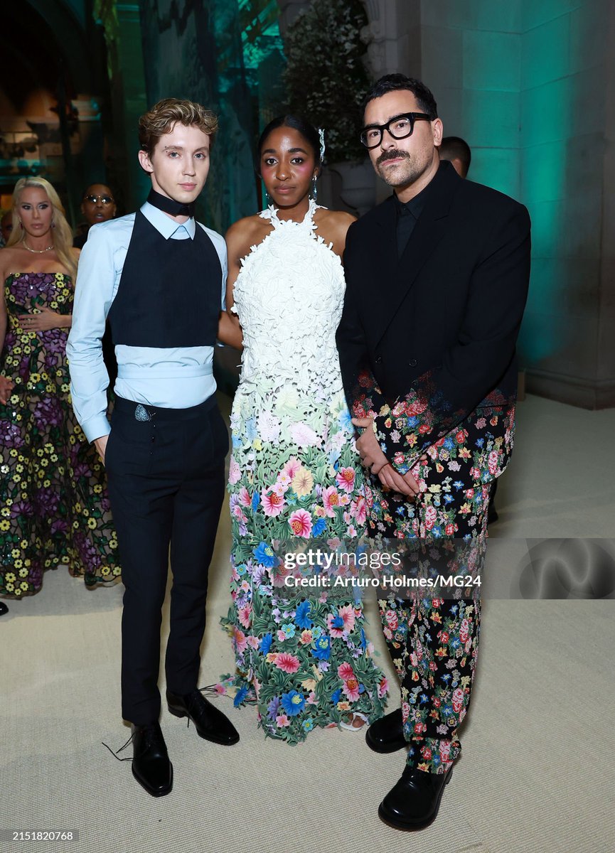📸| Troye with Ayo Edebiri and Dan Levy at the #MetGala! © Arturo Holmes/Getty images