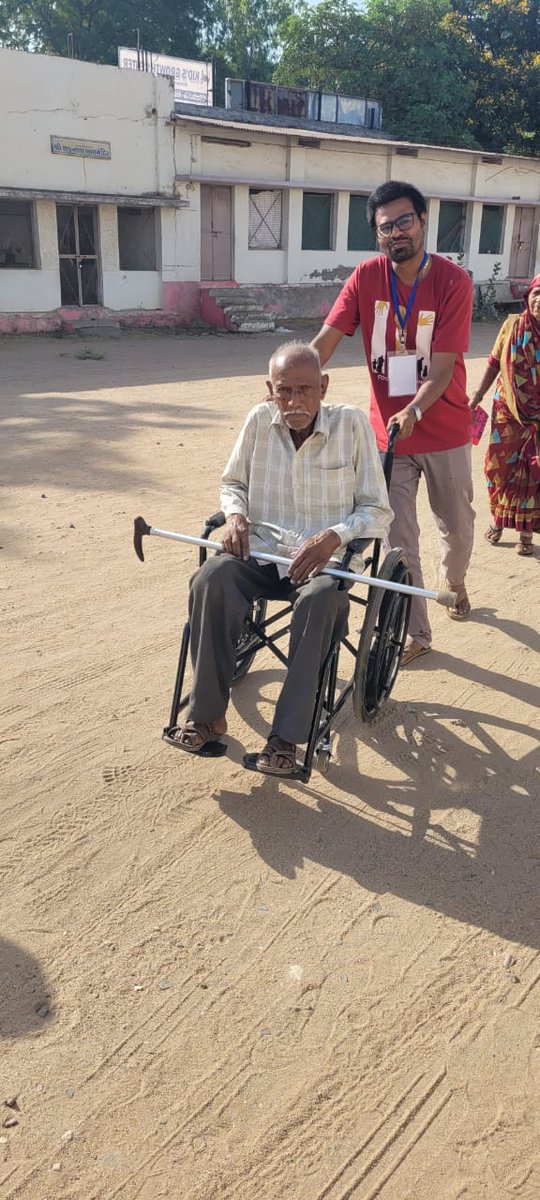 છોટાઉદેપુર જીલ્લામાં વૃદ્ઘ તથા અશક્ત અને દિવ્યાંગ મતદાતાઓને મતદાન મથકે લાવવા - લઈજવા માટે વ્હીલચેરની સુવિઘા પુરી પાડવામાં આવી.
 વૃદ્ધો અને દિવ્યાંગજનો લોકશાહીના મહાપર્વમાં પોતાનો મત આપી ભાગીદાર બન્યા.<a href="/ECISVEEP/">Election Commission of India</a> <a href="/CEOGujarat/">Chief Electoral Officer, Gujarat</a>