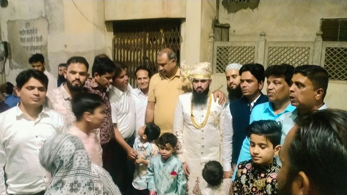 वार्ड 88 के कांग्रेस पार्षद प्रत्याशी इमरान खान जी के छोटे भाई की शादी मे शामिल होकर हार्दिक बधाई एवं शुभकामनाएँ दीं। #MLARafeekKhanInc #Adarshnagar #Jaipur