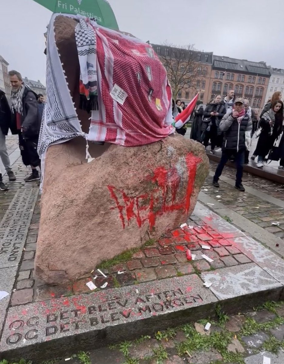 Det danska minnesmärket rest till minne av danskars modiga hjälp till judar under Andra Världskriget vandaliseras av pro-palestinska demonstranter.
Återigen, helt gränslöst beteende av människor som tror att våra länder ska vara en skådeplats för deras hemländers konflikter.