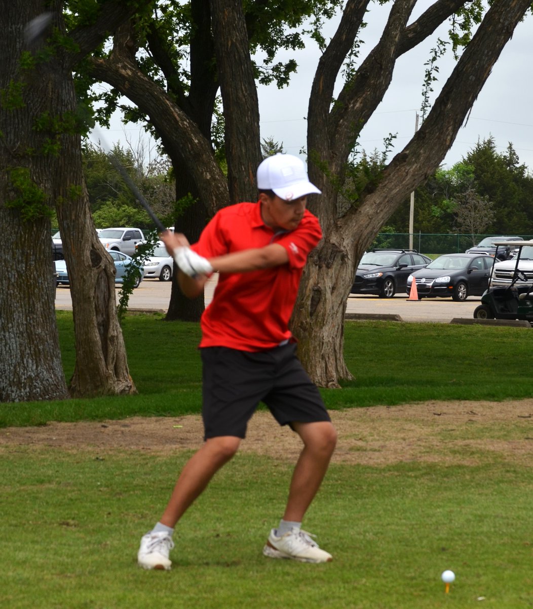 Topeka West's Myles Alonzo continues late-season hot streak with four-stroke victory in Monday's @UnitedKSConf golf tournament. @TopekaWestAthle @SeamanAthletics @SeamanSchools @SHHSThunderbird ... topsports.news/topeka-wests-a…