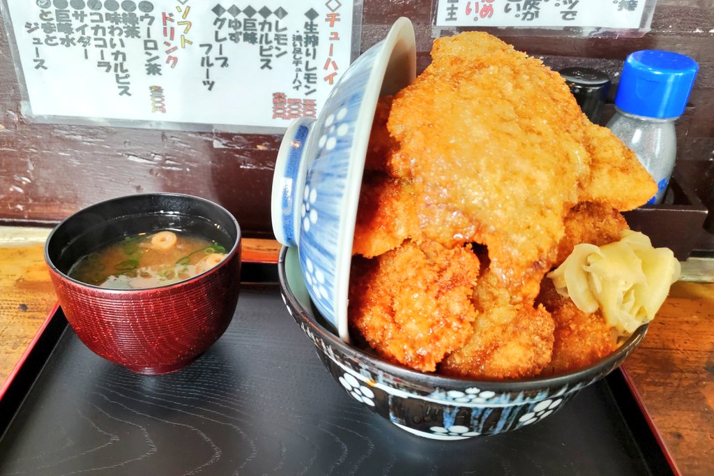 お昼はソースカツ丼のメガ盛り