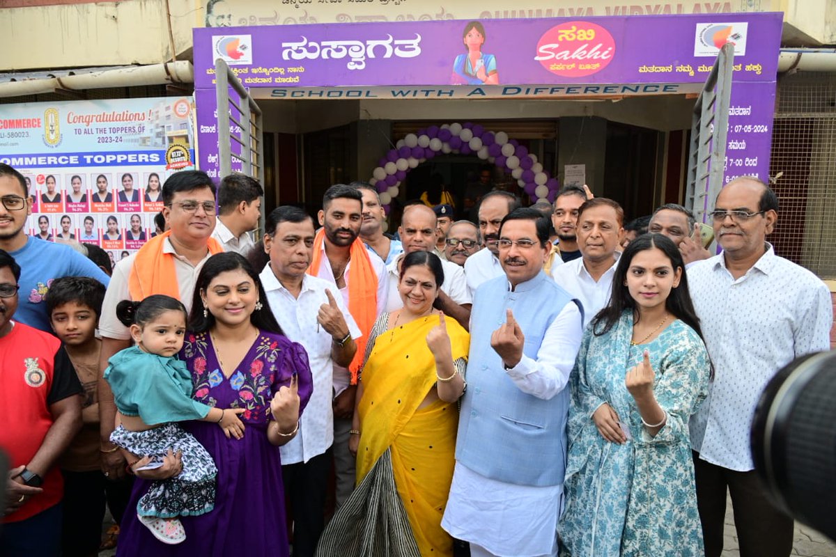 #LSPollsWithDH #Hubballi Union Minister @JoshiPralhad, Legislative Council Chairman Basavaraj Horatti cast their votes with family in #Hubballi @DeccanHerald @anithapailoor @HubliCityeGroup @Hubballi_Infra @hublimandi @Namma_HD @Namma_Dharwad @prajavani