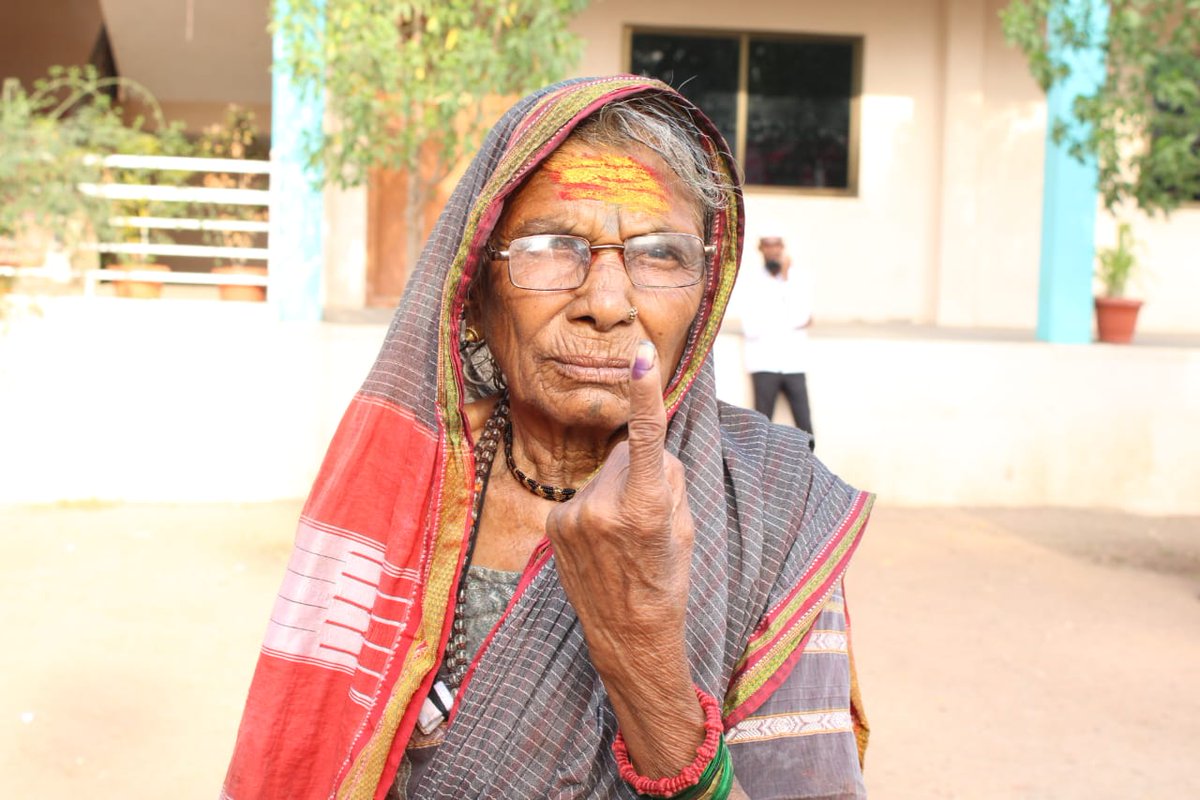 Senior citizen showing ink mark after voting in LS polls in Vijayapura @XpressBengaluru #LokSabhaElection2024 #LSpollswithTNIE #LokSabhaElctions2024