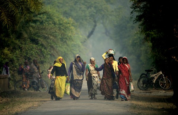 Inhi patharon pe chal kar agar aa sako to aao, mere ghar ke raste mein koi kahkashan nahin hai- Mustafa Zaidi #Women #friends #people #Love #Streetphotography #Candid