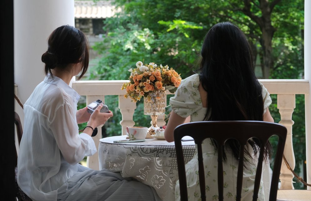 Discover #Ningbo's newest #hotspot!🤩Historic 1900s structures adorned with alternating #blue and #red bricks, alongside #French-style ponds, offer a charming backdrop.🏛️

📍211 Creative Space, Dongqian Lake, #Ningbo
📷Hu Longzhao

#NingboToday #flower #landscape #vintage #Travel