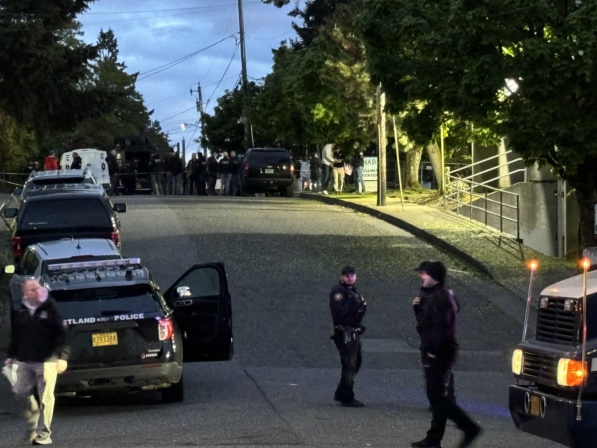 BREAKING: One man is dead after shooting involving @PortlandPolice. Officers served a search warrant at a home near SW 124th & Burnside, “when there was an encounter between an adult male and officers” per PPB. Shooting followed, after which man died. No officers hurt @KATUNews